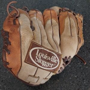Louisville Slugger Left Handed Youth Baseball Glove